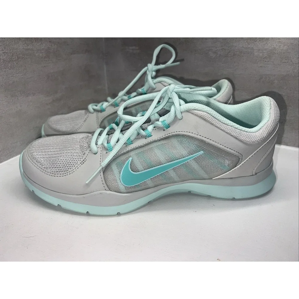 Nike White Mesh Turquoise Cross Training Sneaker Sz. 8.5 MINT!